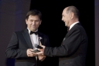  Lambert Gábor főszerkesztő átadja az év legeredményesebb vállalata díjat Bognár Attilának, a BorgWarner Turbo Systems Kft. ügyvezető igazgatójának  Fotó: MTI: Koszticsák Szilárd