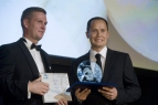 Christopher Laska, a Telenor Magyarország vezérigazgatója (j) átadja a Telenor Etikus Vállalat díját Kötcsei Csabának, az Arkon Zrt. ügyvezető igazgatójának Fotó: MTI: Koszticsák Szilárd