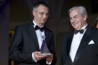 Ulrich Jäger, az év munkahelyteremtője díjjal kitüntetett Mercedes-Benz Manufacturing Hungary Kft., és Chikán Attila Fotó: MTI: Koszticsák Szilárd