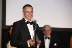 Ulrich Jäger, a Mercedes-Benz Hungary Kft. munkaügyi vezetője a legjobb munkahelyteremtőnek járó díjjal Fotó: 