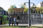 Döbbenten állhatnak a turisták az omladozó, telefújt falak előtt