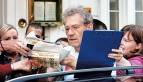  A színész Sir Ian McKellen autogramot oszt. A Da Vinci-kód filmadaptációja 2006-ban a cannes-i filmfesztivál nyitódarabja volt Fotó: 