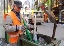 Budapest, 2012. január 1. A Fővárosi Közterület-fenntartó Zrt. (FKF) dolgozója takarít az éjszakai szilveszterezők után a belvárosi Váci utcában. Fotó:  MTI/Czimbal Gyula