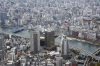 Tokió, 2012. április 17. A város látképe a Tokyo Sky Tree-toronyból. A 634 méter magas adótornyot, amely a világ legmagasabb szabadon álló tornya, május 22-én nyitják meg.