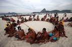 Rio de Janeiro, 2012. június 19. Indiánok és környezetvédők ülve tiltakoznak a természeti erőforrások elfecsérlése ellen.   Fotó: MTI/EPA/Antonio Lacerda