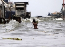 Navotas, 2012. július 31. A Fülöp-szigeteken végigsöprő Saola tájfun által érintett körzetekben mintegy 20 ezer embert kellett kilakoltatni.  Fotó: MTI/EPA/Francis R. Malasig