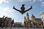 München, 2012. szeptember 23. Mutatványos a világ legnagyobb sörünnepén, a 179. Oktoberfest második napján