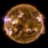 A NASA Napdinamikai Obszervatórium (Solar Dynamics Observatory) amerikai napkutató űrszondája által egy 171 és egy 131 angström hullámhosszúságú képből készített felvételén több napk