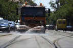 ocsolóautó hűti a villamossíneket a budapesti Blaha Lujza téren