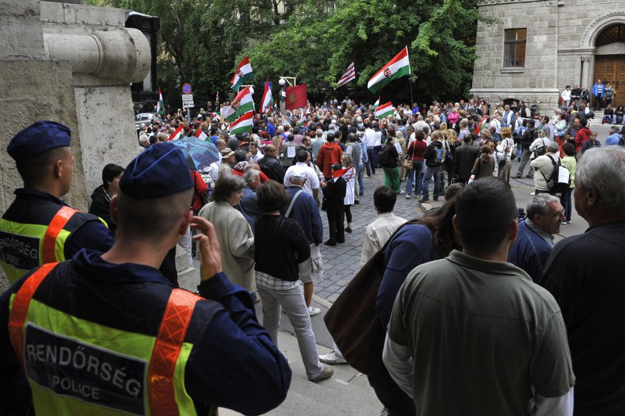 Devizakárosultak demonstrálnak a Kúria előtt