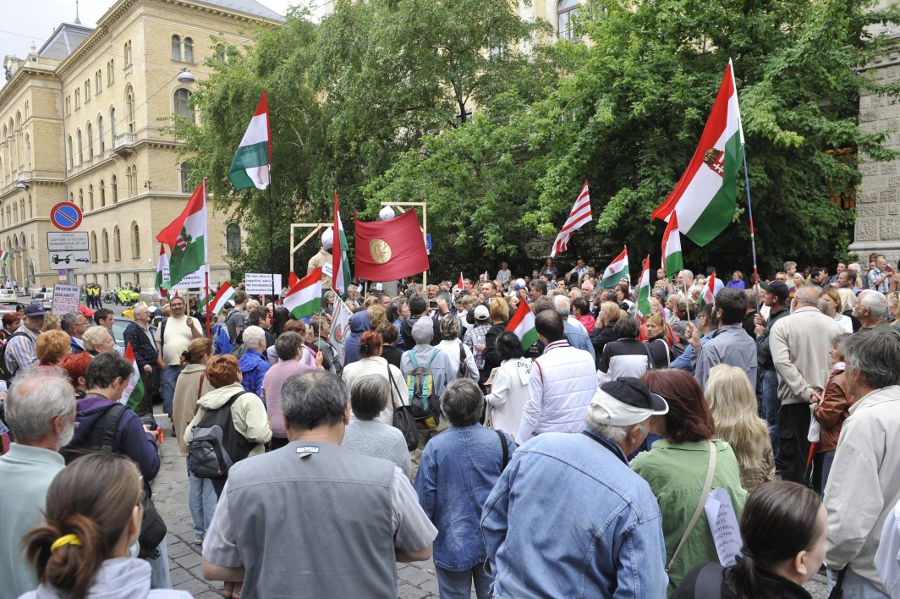 Devizakárosultak demonstrálnak a Kúria előtt