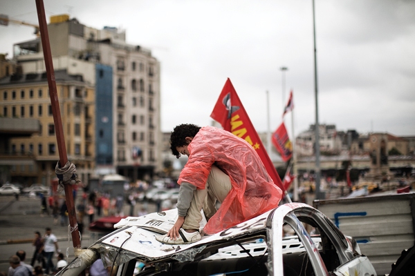 Újságot olvasó tüntető a Taksim téren. Jól keres és szabadságra vágyik