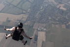 Egy versenyző szárnyasruhás ugrást hajt végre a VII. Wingsuit Boogie Szárnyasruha Nemzetközi Fesztiválon és Magyar Bajnokságon a Siófoki-Kiliti repülőtér felett