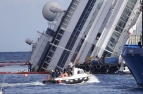  A 2012-ben zátonyra futott Costa Concordia olasz óceánjáró roncsának felállításán dolgoznak az olaszországi Giglio-szigetnél  Fotó: MTI/AP/Andrew Medichini