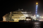 19 óra munka után áll a Costa Concordia Fotó: MTI/AP/Andrew Medichini