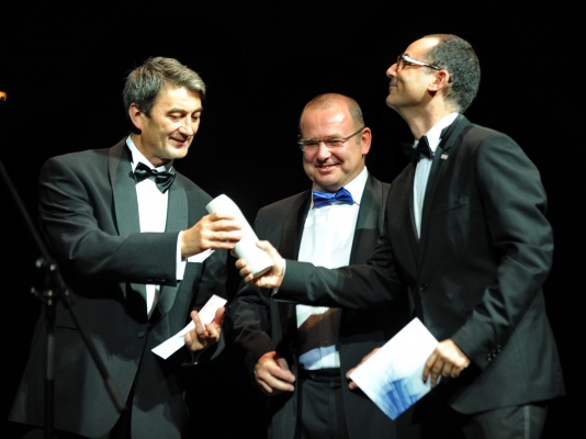  Cséfalvay Zoltántól Javier Gonzalez Pareja a Bosch hazai vállalatcsoportjának vezetője veszi át a díjat.Középen Lantos Csaba.