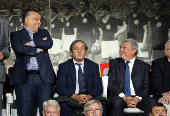 Orbán Viktor, Michel Platini és Csányi Sándor az észtek elleni selejtezőn. A magyaroknak tetszett