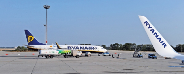 Tankolásra váró Ryanair-gép. Kerozinnal és pénzzel is feltöltik