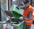 Szemétszállítás a Vásárcsarnok mellett. Több jut jövőre Fotó: Bánkuti András