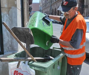 Szemétszállítás a Vásárcsarnok mellett. Több jut jövőre