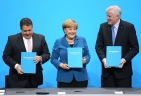 Sigmar Gabriel, az ellenzéki Német Szociáldemokrata Párt (SPD) elnöke, Angela Merkel német kancellár, a Kereszténydemokrata Unió (CDU) elnöke és Horst Seehofer bajor tartományi miniszterel