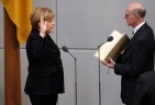 Leteszi hivatali esküjét Angela Merkel német kancellár (b) Norbert Lammert, a német parlament alsóházának, a Bundestagnak az elnöke előtt  Fotó: MTI/AP/Jens Meyer