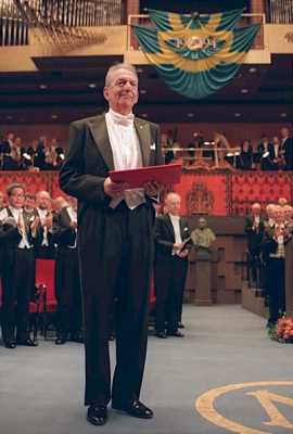 Oláh György a Nobel-díj átvételekor 1994-ben Stockholmban