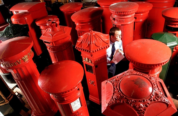 A Royal Mail postaládái. Privatizációs lendületben