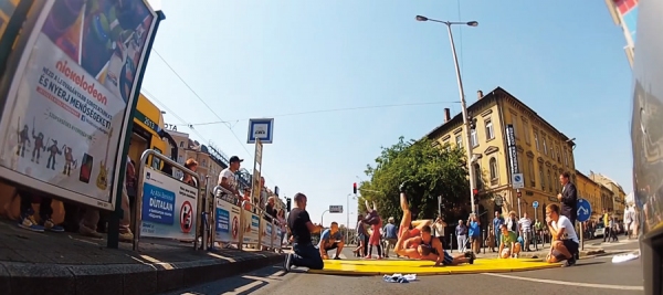 Birkózás a budai Széna téren. Több tízezren nézték meg a videót