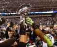 A Seattle Seahawks játékosai az amerikaifutball-liga (NFL) nagydöntője győztesének járó Vince Lombardi trófeával, miután 43-8-ra legyőzték a Denver Broncos együttesét a 48. Super Bowl-d Fotó: MTI/EPA/Tannen Maury