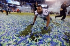 A MetLife Stadiont borító konfettiben térdepelve ünnepel Michael Bennett, a Seattle Seahawks játékosa az amerikaifutball-liga (NFL) nagydöntője után, miután csapata 43-8-ra legyőzte a Denve Fotó: (MTI/AP/Ben Margot