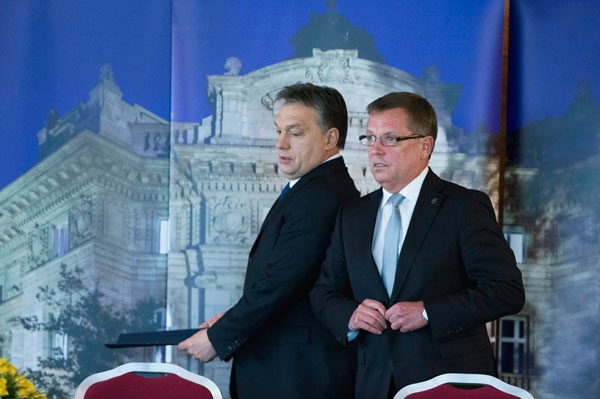 Orbán Viktor kormányfő és Matolcsy György, az MNB elnöke a jegybank konferenciáján. Nem látnak okot a beavatkozásra