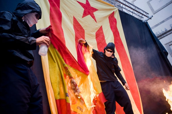 Katalán szeparatisták spanyol zászlót égetnek Barcelonában. Válás előtt, csatlakozási kérdőjelekkel