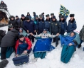 A NASA által közreadott kép Szergej Rjazanszkij (k, balról) és Oleg Kotov (k) orosz, valamint Mike Hopkins (j) amerikai űrhajósokról, miután földet értek a Szojuz TMA-10M-es orosz űrhajó 