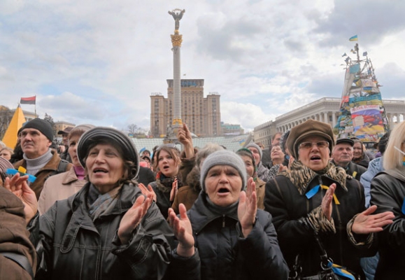 Tüntetés Ukrajna területi egységéért Kijevben, a Függet lenség téren. A krími lakosokat inkább Moszkva érdekli