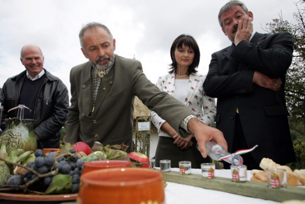 Állami tisztviselők kóstolják az első hazai szabadon főzött pálinkát 2010-ben. Könnyű lesz Brüsszelt meggyőzni