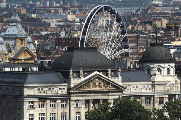 Budapesti látkép az azóta elbontott óriáskerékkel. Jónak találtatott az üzleti környezet