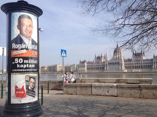 Az ominózus plakátbaki. Fél nap alatt helyrehozták