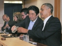  Abe Sindzo japán miniszterelnök (j2) és Barack Obama amerikai elnök (j) a Szukijabasi Dzsiro tokiói szusiétteremben vacsorázik