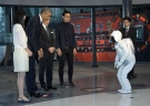 Barack Obama amerikai elnök és Asimo, a Honda humanoid robotja meghajolva üdvözli egymást a Feltörekvő Tudomány és Innováció Országos Múzeumában