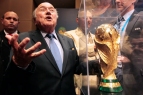 Sepp Blatter, a FIFA elnöke csodálja a világbajnoki trófeát. Csalás és korrupció következmények nélkül Fotó: PAULO WHITAKER, REUTERS