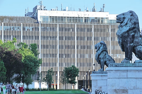 A székház épülete a Kossuth téren. Nem turistacsalogató látvány