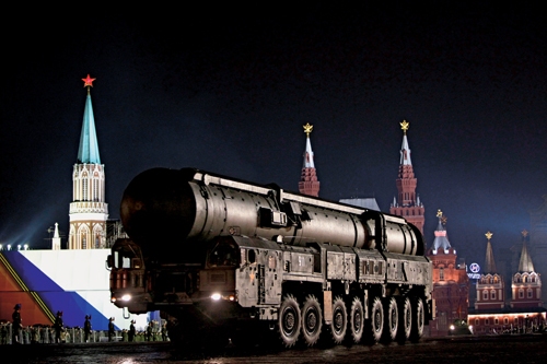 Erődemonstráció a moszkvai Vörös téren. Putyin elfordult a Nyugattól
