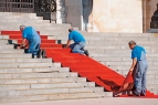 Vörös szőnyeg a Parlament lépcsőjén. Új elit érkezik? Fotó: 