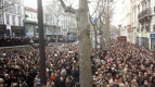 Ezrek özönlenek a Place de la République felé