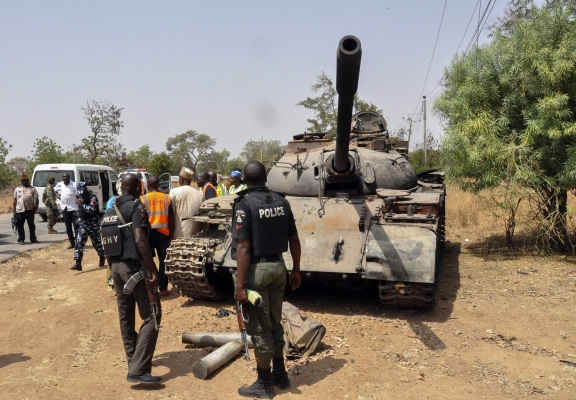 A Boko Haram nigériai szélsőséges iszlamista szervezet egyik páncélozott harcjárműve, amelyet nigériai katonák foglaltak le az északkelet-nigériai Mararaba-Mubi városban 2015. március 4-