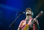 Manu Chao (José-Manuel Thomas Arthur Chao) francia születésű spanyol énekes-gitáros (j) a Manu Chao La Ventura koncertjén 