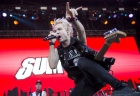 Deryck Whibley énekes-gitáros a kanadai Sum 41 együttes koncertjén Fotó: MTI Fotó: Mohai Balázs