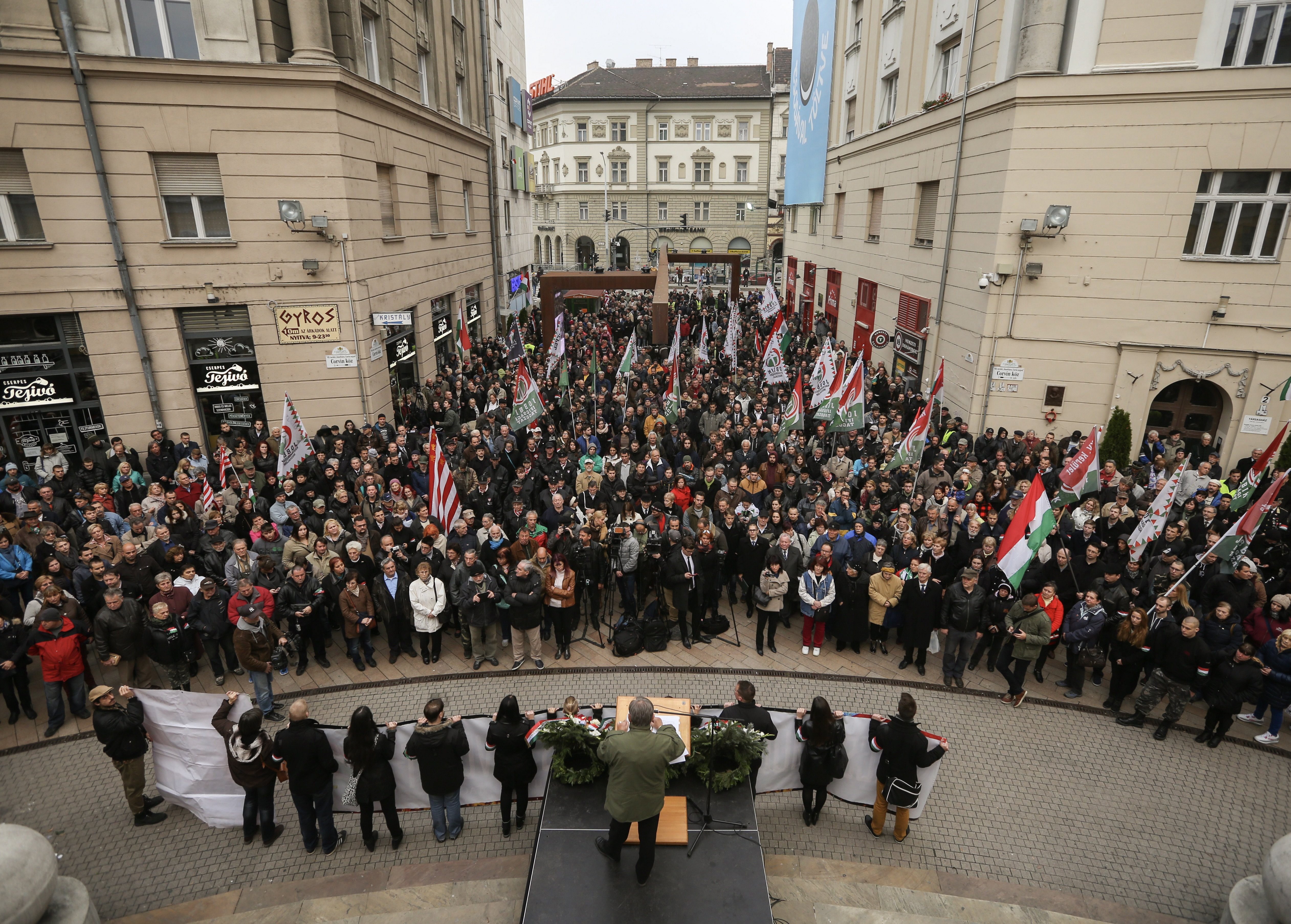  Résztvevők a Jobbik '56-os megemlékezésén Budapesten, a Corvin közben