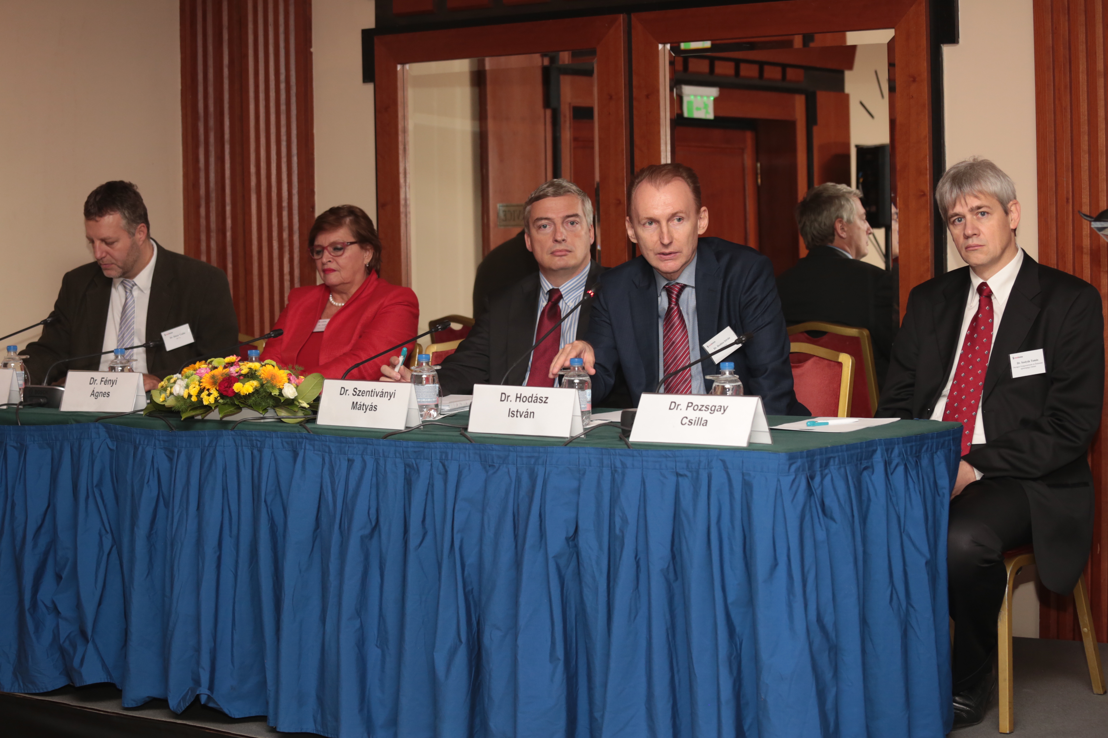 Dr. Dózsa Csaba (META elnök), Dr. Fényi Ágnes (NGM főosztályvezető), Dr. Szentiványi Mátyás (Roche Magyarország orvosigazgató), Dr. Hodász István (MAGYOSZ elnök), Dr. Szolyák Tamás (O